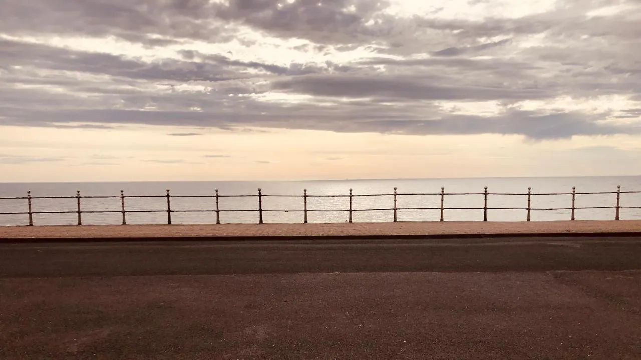 Town Center Willow Apartment - Sleeps Up To 10 - Dogs Welcome - 2 Minutes From Train Station Blackpool