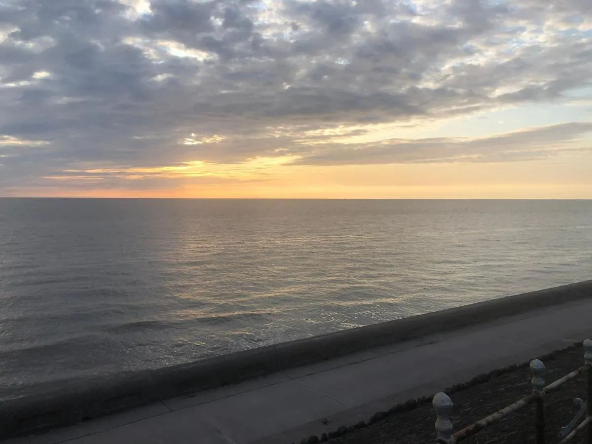 Town Center Willow Apartment - Sleeps Up To 10 - Dogs Welcome - 2 Minutes From Train Station Blackpool
