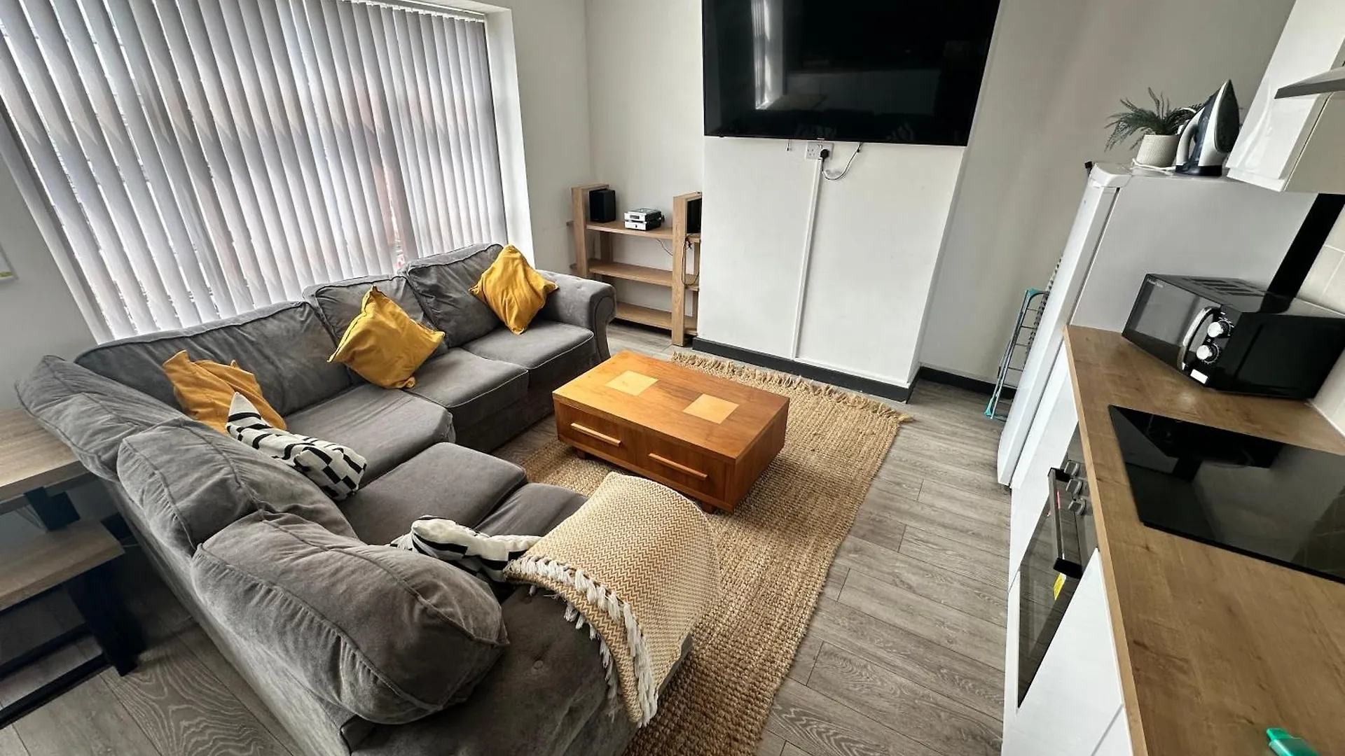 Town Center Willow Apartment - Sleeps Up To 10 - Dogs Welcome - 2 Minutes From Train Station Blackpool