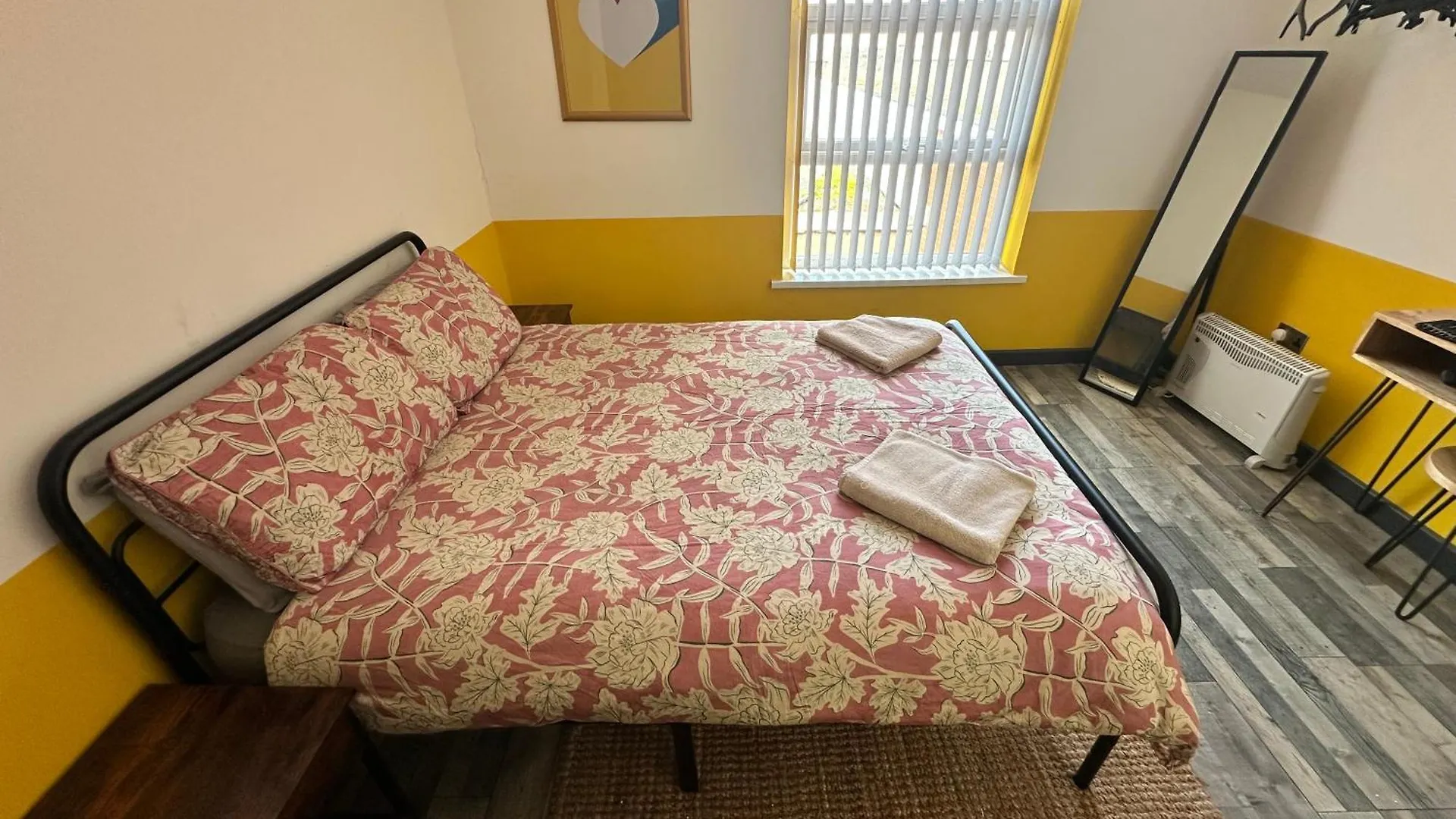 Town Center Willow Apartment - Sleeps Up To 10 - Dogs Welcome - 2 Minutes From Train Station Blackpool