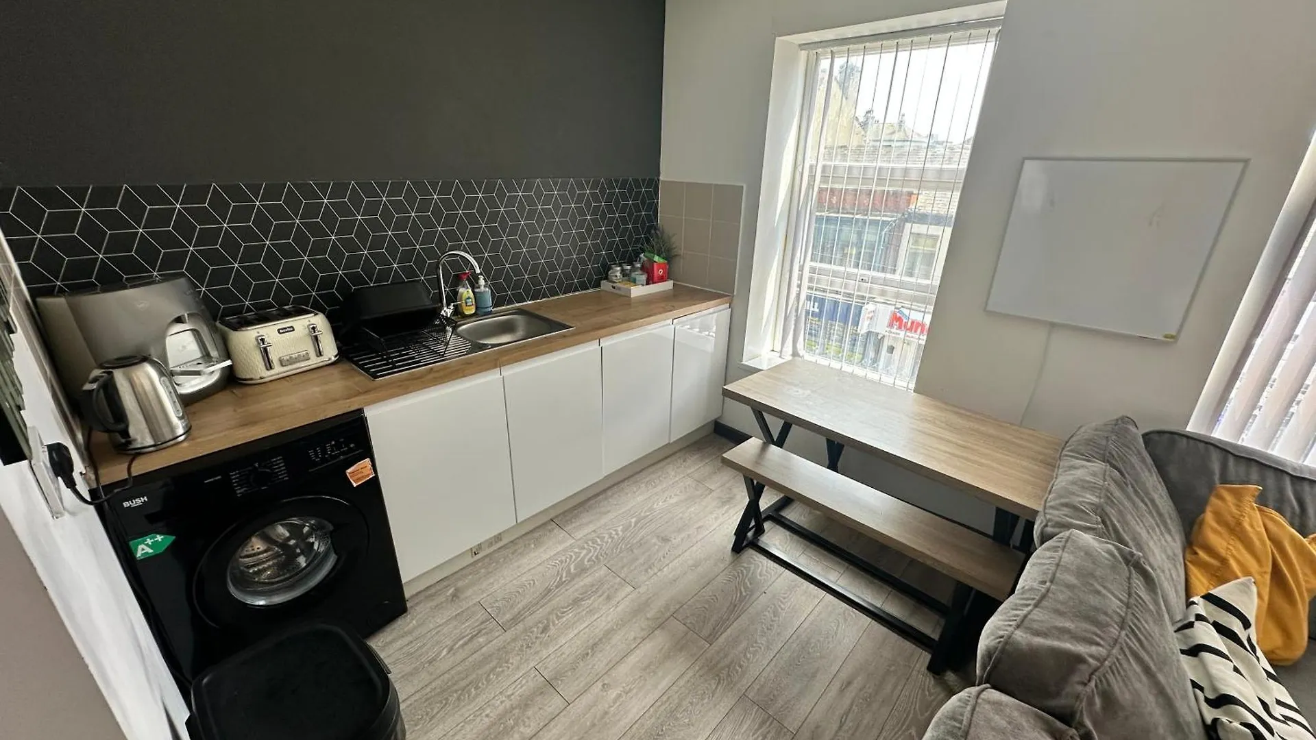Town Center Willow Apartment - Sleeps Up To 10 - Dogs Welcome - 2 Minutes From Train Station Blackpool